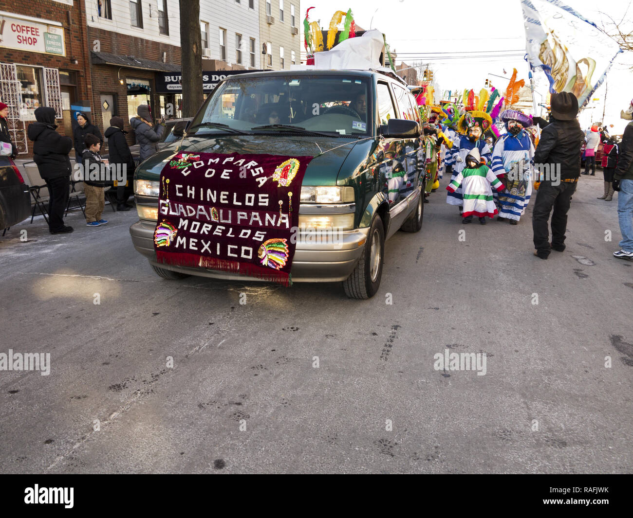 Mexikanische Chinelo folk Tänzer bei der jährlichen Drei Könige Day Parade in der Williamsburg Abschnitt von Brooklyn, NY. Stockfoto