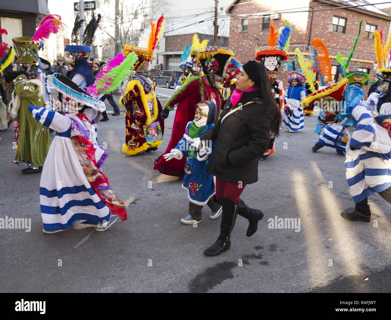 Mexikanische Chinelo folk Tänzer bei der jährlichen Drei Könige Day Parade in der Williamsburg Abschnitt von Brooklyn, NY. Stockfoto