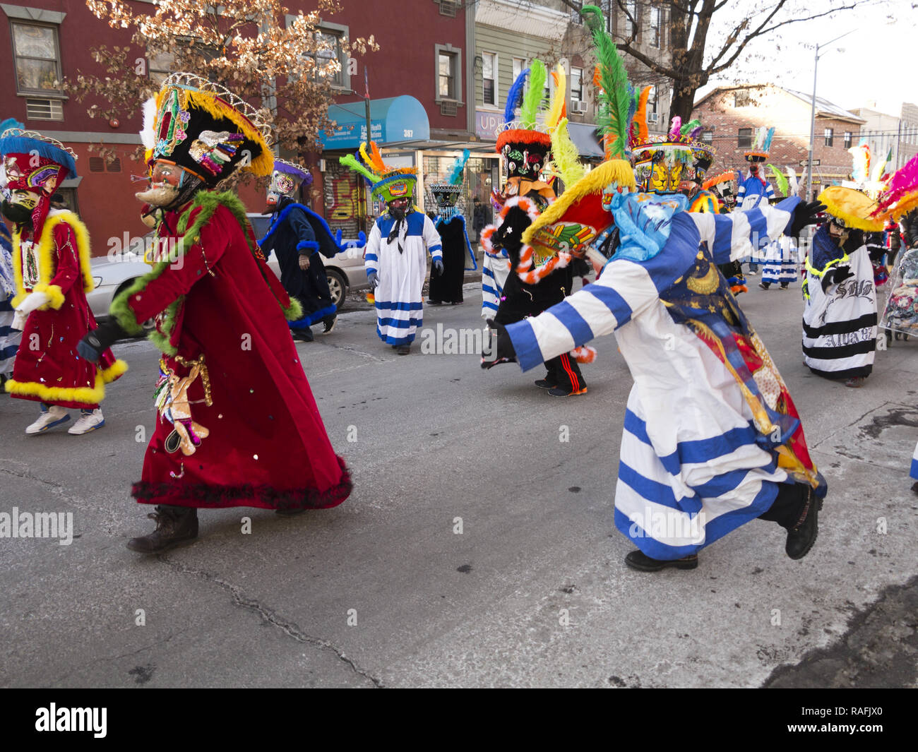 Mexikanische Chinelo folk Tänzer bei der jährlichen Drei Könige Day Parade in der Williamsburg Abschnitt von Brooklyn, NY. Stockfoto