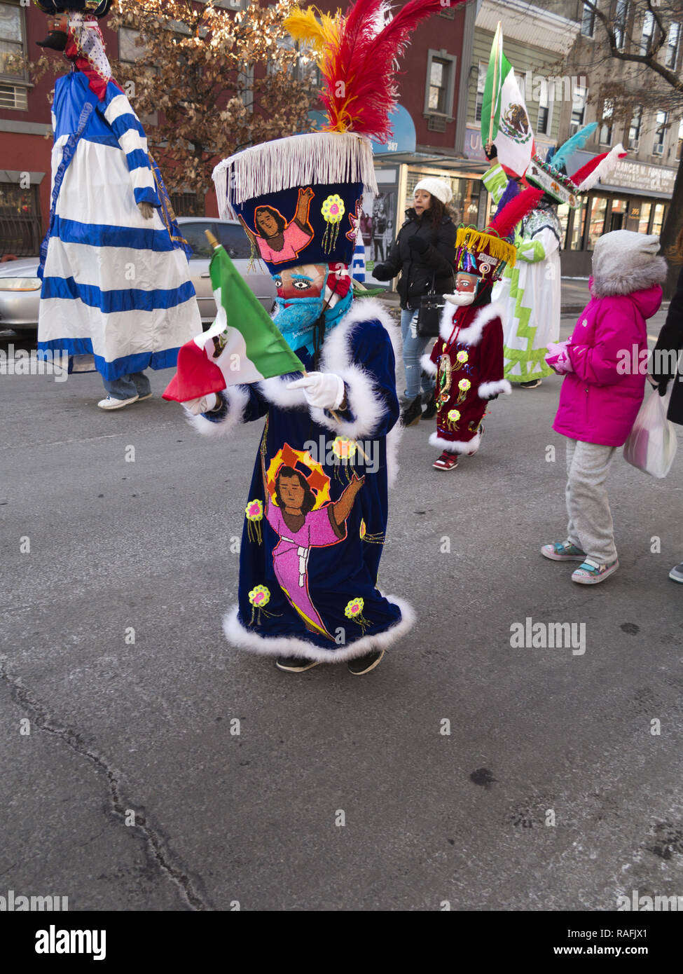 Mexikanische Chinelo folk Tänzer bei der jährlichen Drei Könige Day Parade in der Williamsburg Abschnitt von Brooklyn, NY. Stockfoto