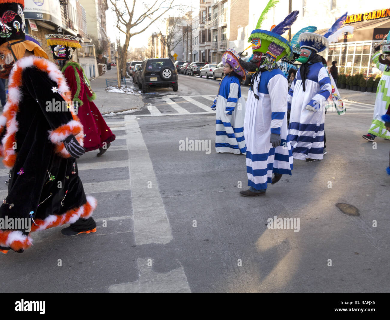 Mexikanische Chinelo folk Tänzer bei der jährlichen Drei Könige Day Parade in der Williamsburg Abschnitt von Brooklyn, NY. Stockfoto