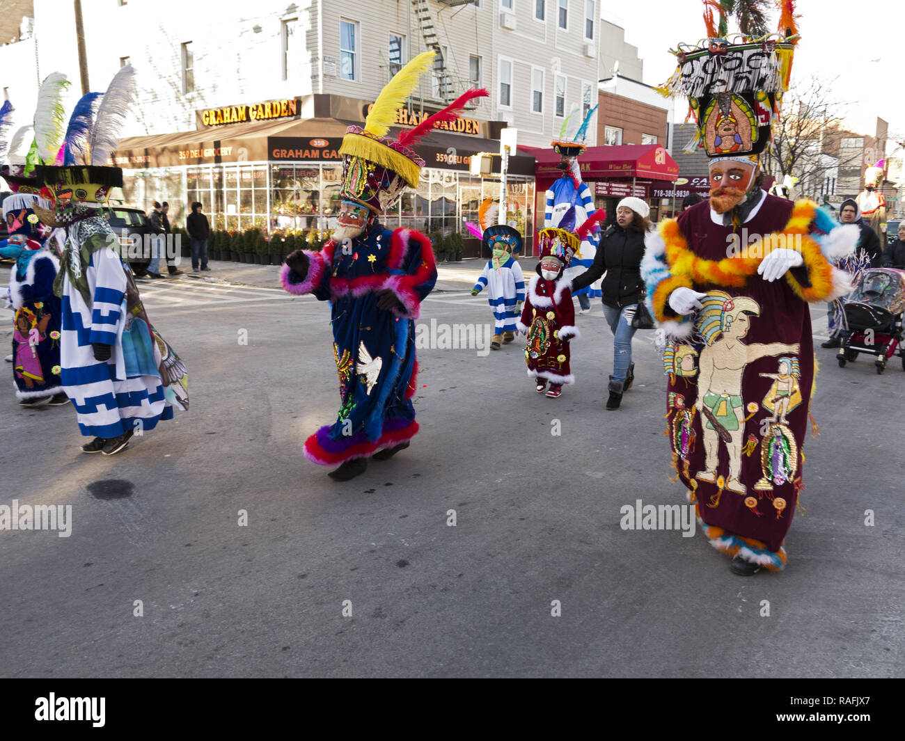 Mexikanische Chinelo folk Tänzer bei der jährlichen Drei Könige Day Parade in der Williamsburg Abschnitt von Brooklyn, NY. Stockfoto