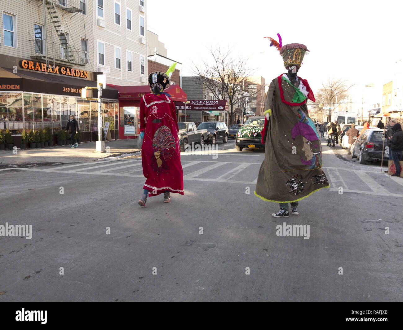 Mexikanische Chinelo folk Tänzer bei der jährlichen Drei Könige Day Parade in der Williamsburg Abschnitt von Brooklyn, NY. Stockfoto