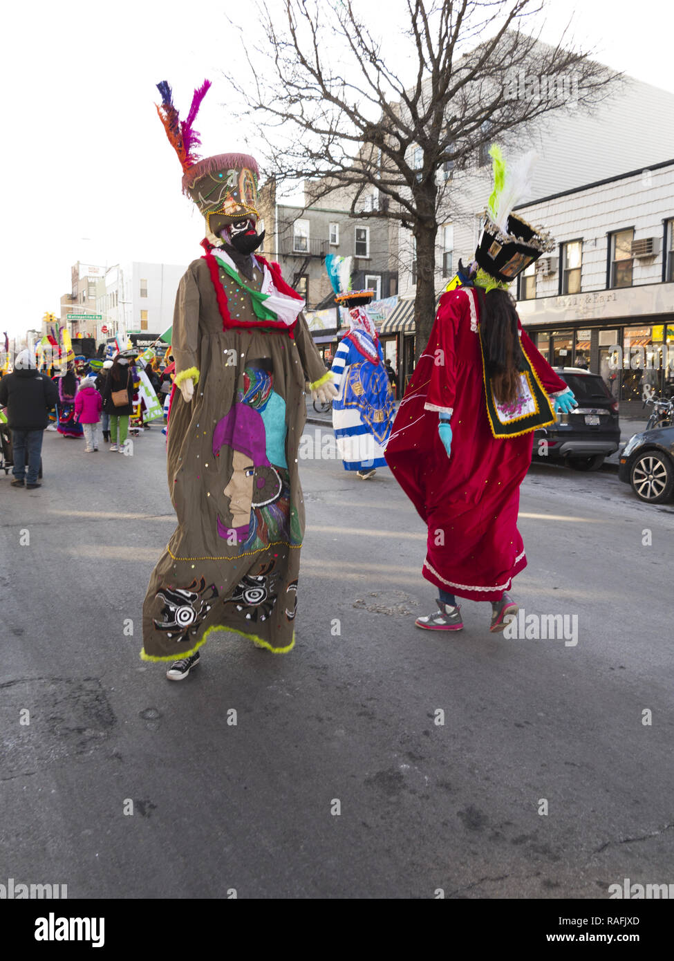 Mexikanische Chinelo folk Tänzer bei der jährlichen Drei Könige Day Parade in der Williamsburg Abschnitt von Brooklyn, NY. Stockfoto