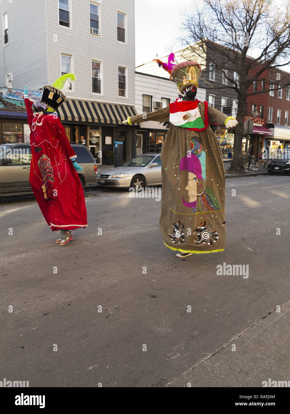 Mexikanische Chinelo folk Tänzer bei der jährlichen Drei Könige Day Parade in der Williamsburg Abschnitt von Brooklyn, NY. Stockfoto