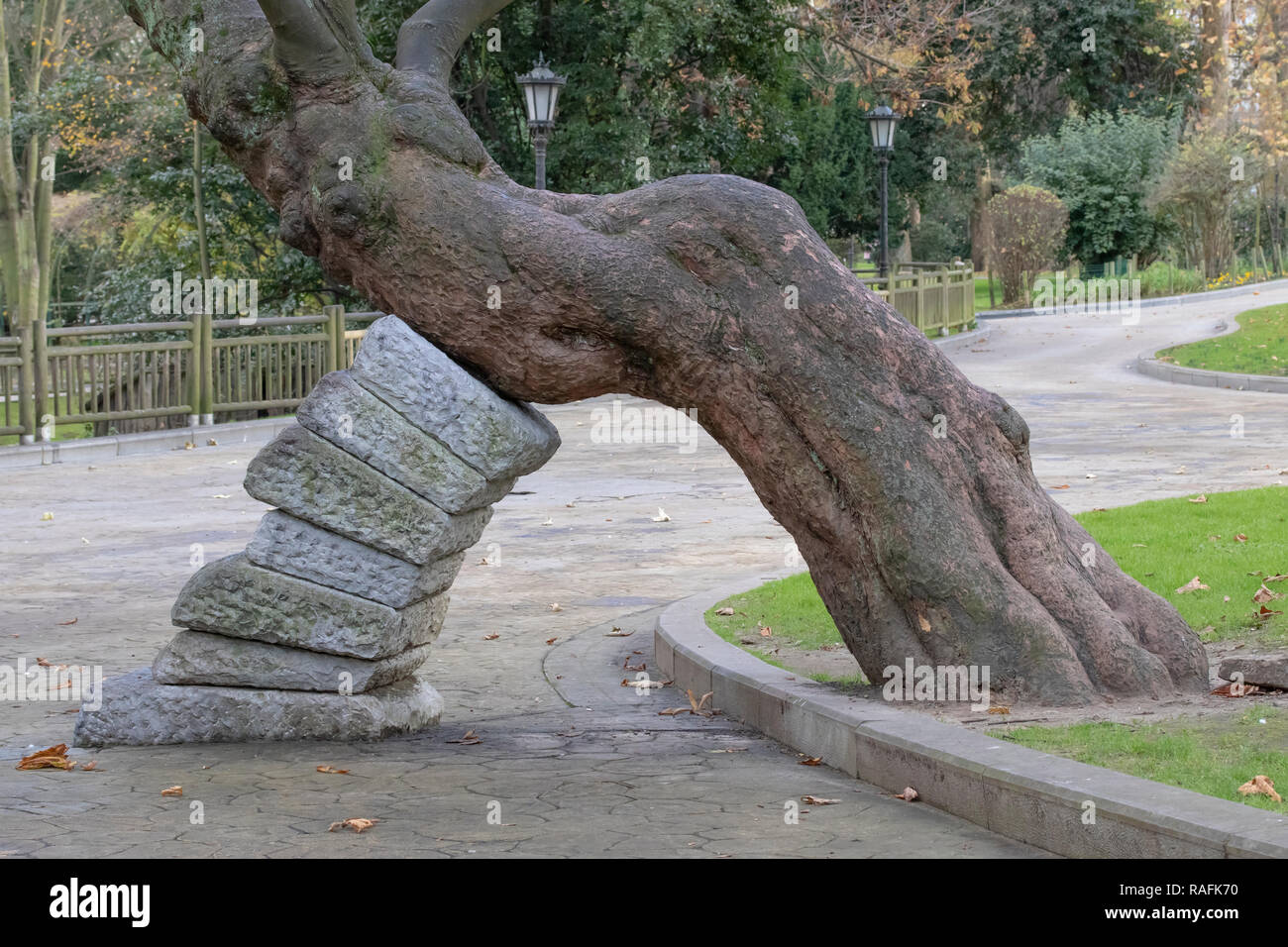 Bogen aus Holz und Steine in den Park. Das Konzept der speichern Natur und Ökologie auf dem Planeten Stockfoto