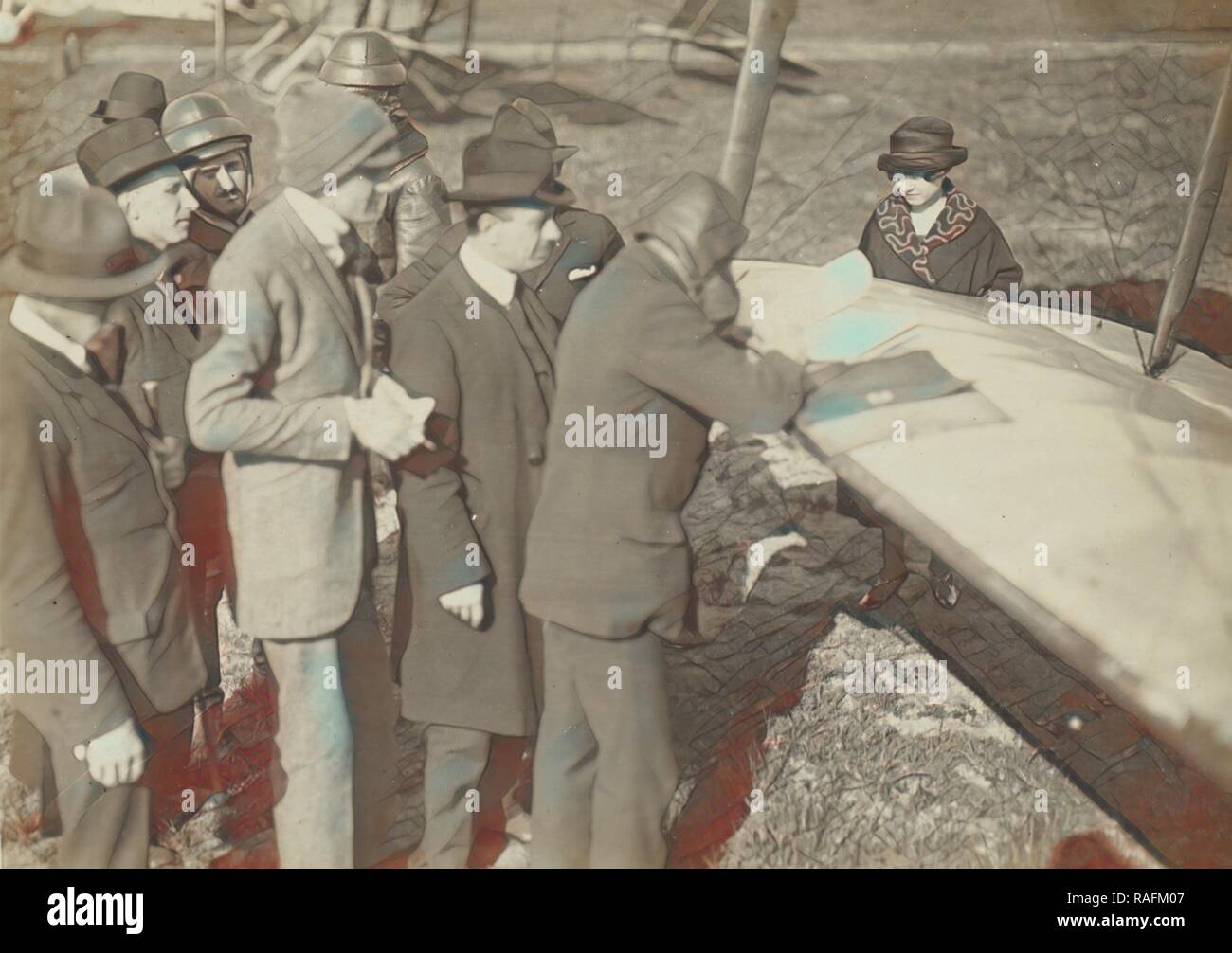 Gruppe um den Rand von einem Flügel einer Caproni Ca. 3 (Flugzeug), Fédèle Albert (Italienisch, 1895 - 1930), Italien, über 1916 Neuerfundene Stockfoto