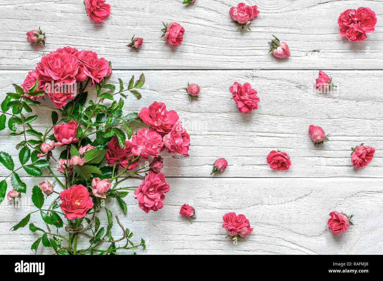 Rosa Blumen Blumenstrauß mit frischen Blumen und Blüten sowie deren Knospen, über weiße Holztisch. valentines Tag oder Tag der Frauen Hintergrund. top anzeigen. Flach Stockfoto