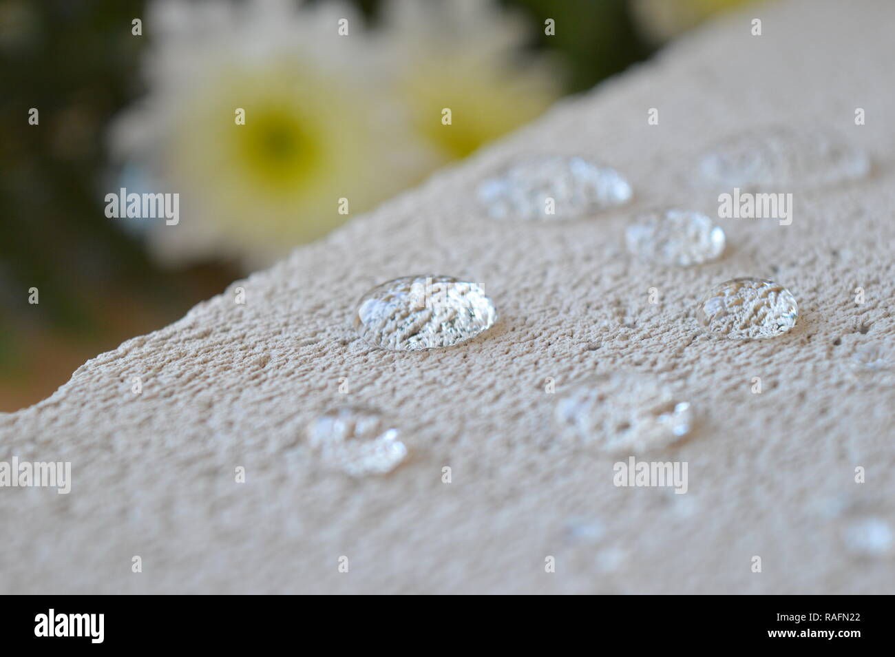 Winzige Wassertröpfchen auf eine konkrete Oberfläche Stockfoto
