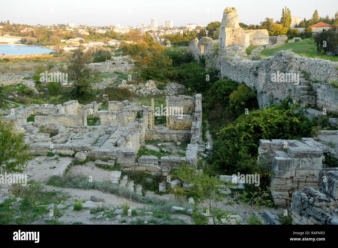 Römische Stadtmauer von II Jahrhundert mit Türmen und Zenon Turm von Ruinen der antiken griechischen Kolonie Khersones Tavriysky in Chersonesus in Sevestopol, C Stockfoto