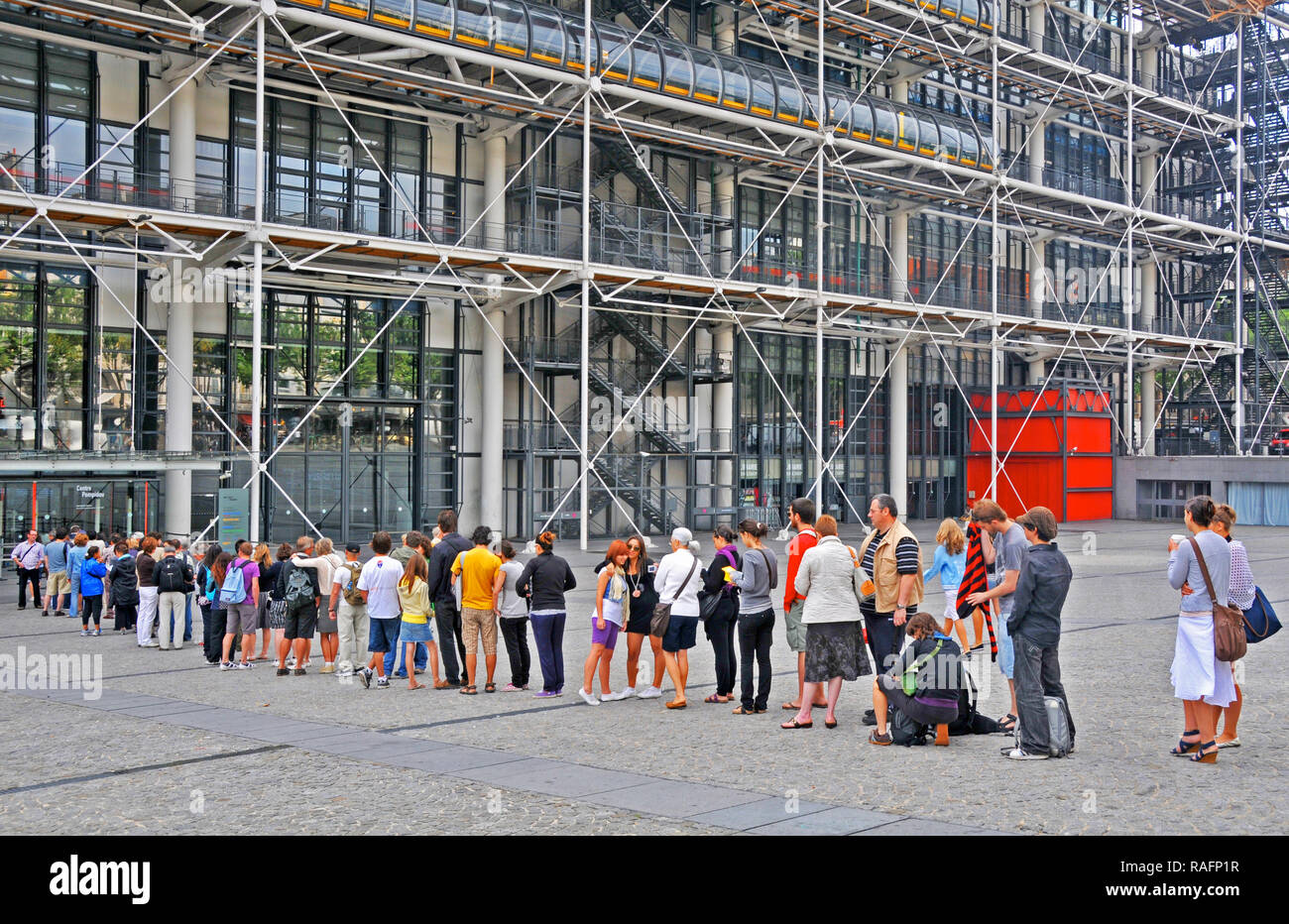 Touristen queuing das Centre Georges Pompidou in Beaubourg, Paris, Frankreich eingeben Stockfoto