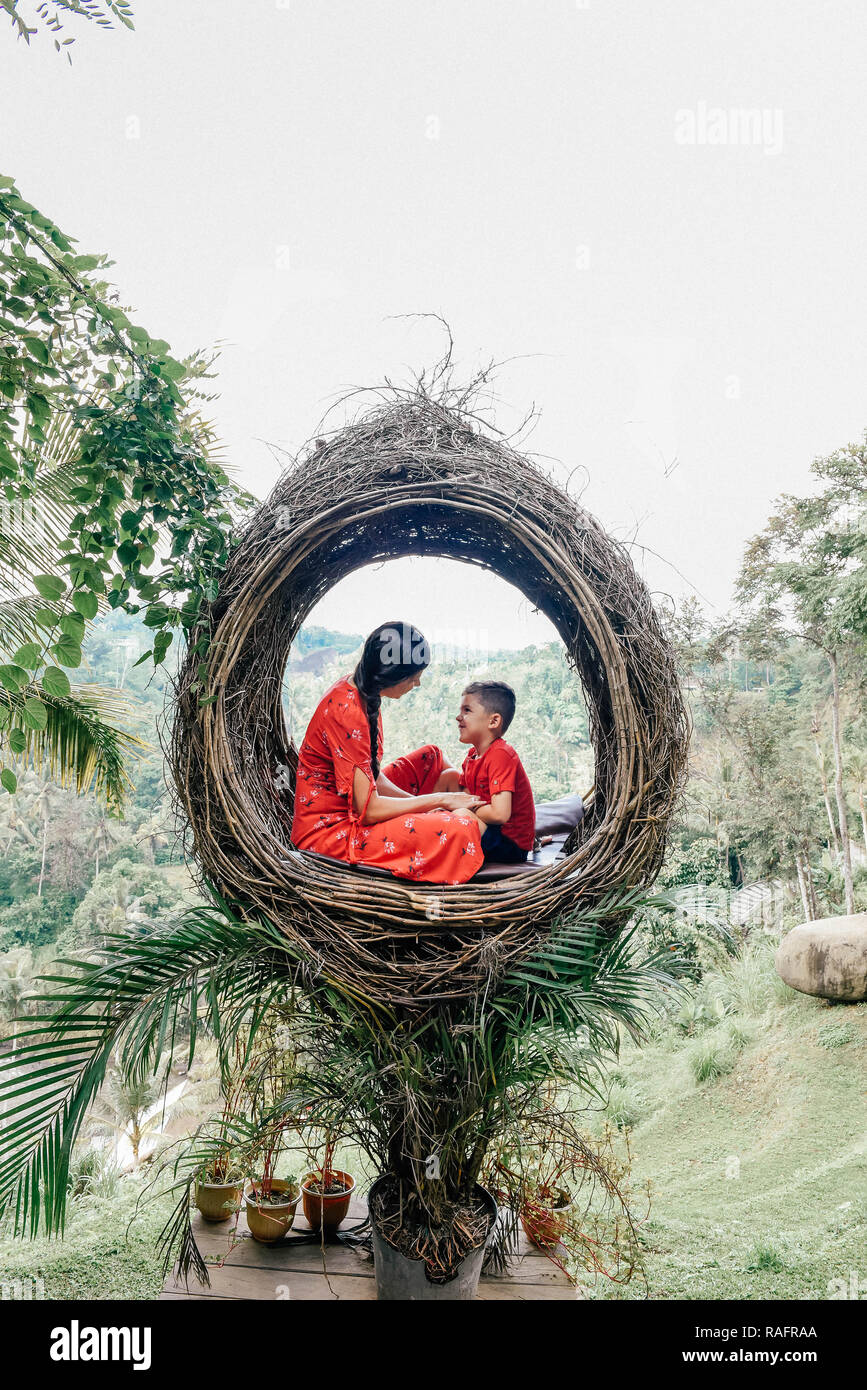 Jessica und Santiago dargestellt in Bali, Indonesien. Treffen der unkonventionellen Familie, die ihr Hab und Gut verkauft und aus ihrem Haus gemietet, Ove Stockfoto