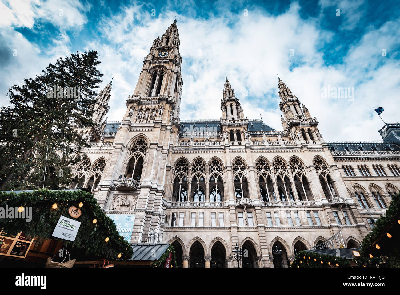 Tag geschossen von Rathaus während Weihnachtsmarkt am Rathausplatz Stockfoto