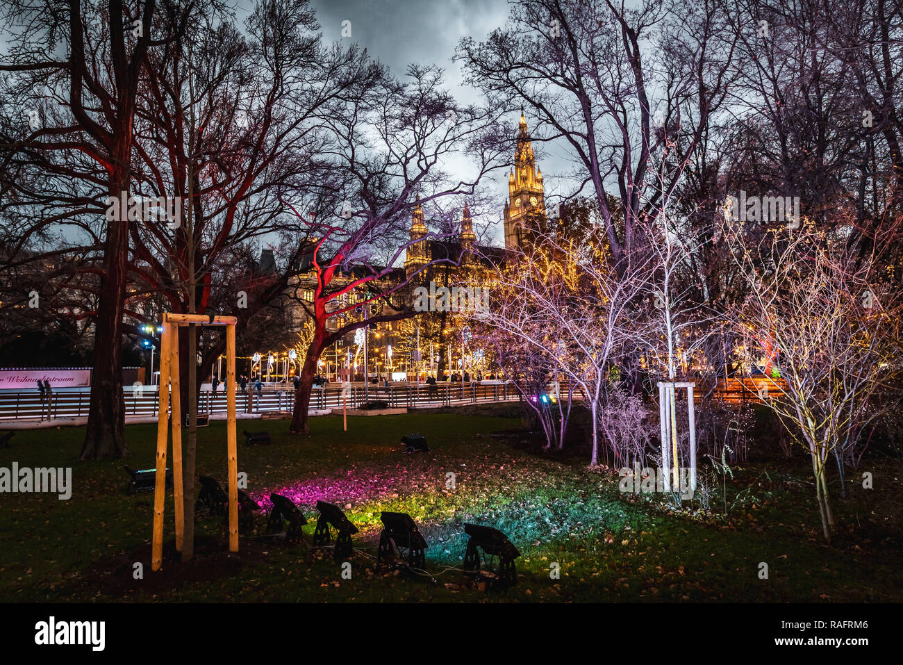 Night Shot der Weihnachtsmärkte am Rathausplatz, sichtbare Rathaus im Hintergrund Stockfoto