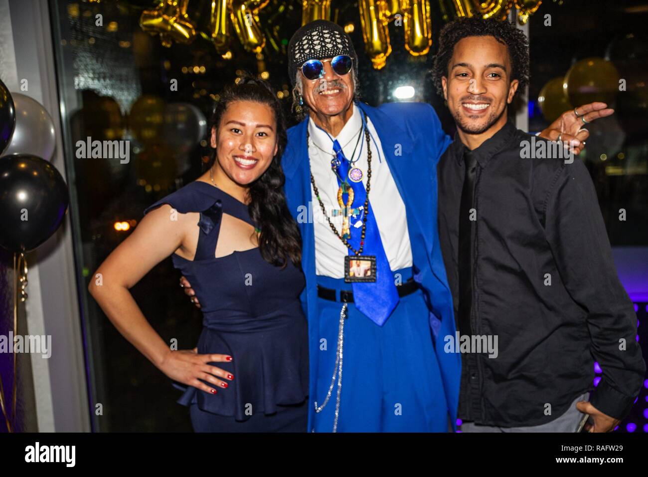 Dr. Karamo Chilombo, alias 'Dr. Chill Balken OG" feierte seinen 75. Geburtstag mit seiner Familie, einschließlich seiner berühmten Töchter Jhene Aiko und Mila J. Die Feier war an LiOrient Restaurant in der Innenstadt von Los Angeles statt, in der U.S. Bank Tower entfernt. Der Abend wurde von Classic Herren Inc. und SunOfHollywood.com Erlös aus dem Abend ging zu nutzen Karamo's Sohn Miyagi Chilombo's Foundation' W. A.Y.S.: Warum bist du nicht Lächeln" für Krebsforschung Miyagi war der Sohn und Karamo Jhene und Mila's Bruder, der weg von einem Gehirntumor in 2012 Andere Familienmitglieder in einem übergeben Stockfoto