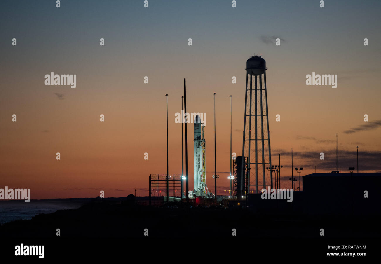 Die Northrop Grumman Antares Rakete, mit Cygnus Neuversorgung der Sonde an Bord, ist für den Start am Pad-0 bei Sonnenuntergang bei der NASA Wallops Flight Facility November 16, 2018 in Virginia Wallops, vorbereitet. Die kommerziellen Ladung resupply Mission wird mit 7.400 Pfund Lieferungen und Ausrüstung, die zur Internationalen Raumstation. Stockfoto