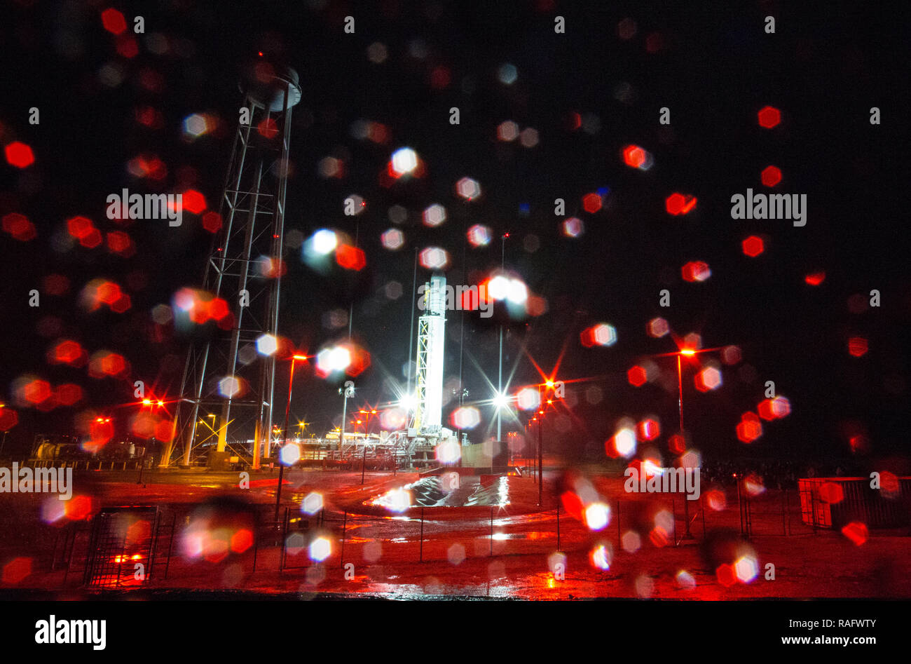 Die Northrop Grumman Antares Rakete, mit Cygnus Neuversorgung der Sonde an Bord, ist für den Start am Pad-0 bei der NASA Wallops Flight Facility November 15, 2018 in Virginia Wallops, vorbereitet. Die kommerziellen Ladung resupply Mission wird mit 7.400 Pfund Lieferungen und Ausrüstung, die zur Internationalen Raumstation. Stockfoto