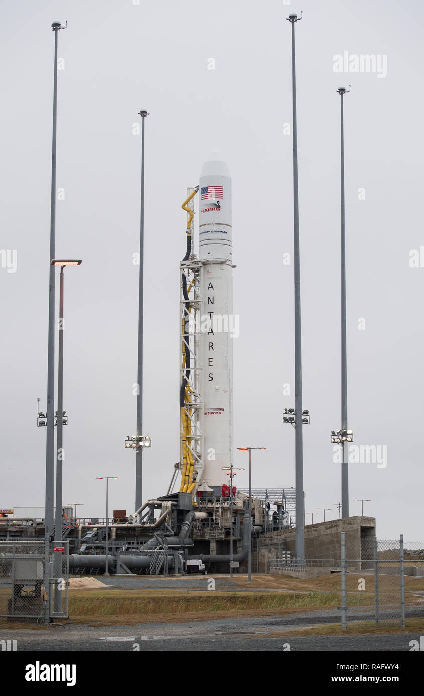 Die Northrop Grumman Antares Rakete, mit Cygnus Neuversorgung der Sonde an Bord, ist in vertikaler Position für den Start am Pad-0 bei der NASA Wallops Flight Facility November 13, 2018 in Wallops, Virginia angehoben. Die kommerziellen Ladung resupply Mission wird mit 7.400 Pfund Lieferungen und Ausrüstung, die zur Internationalen Raumstation. Stockfoto