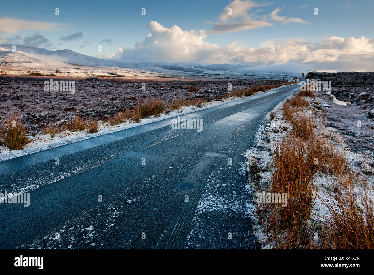 Wüst kurvenreichen Straßen mit Schnee und Eis in die Ferne verschwindenden verlassen Stockfoto