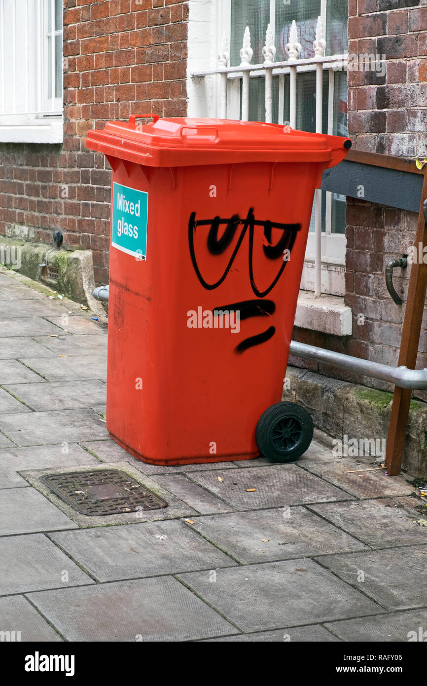 Eine komische Gesicht auf ein Glas Papierkorb in Bristol, UK gemalt. Stockfoto