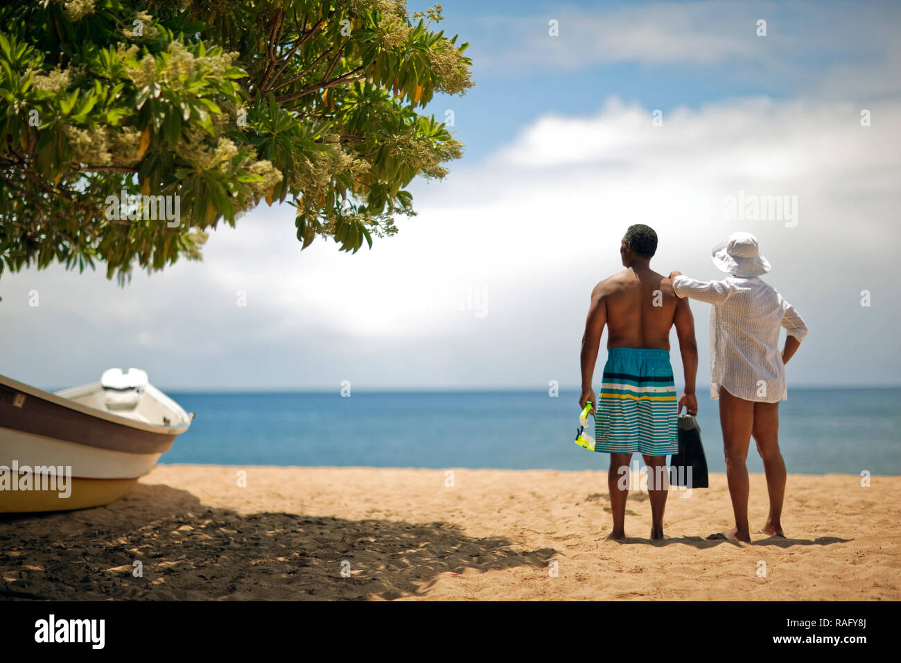 Reifes Paar am Strand, das Meer. Stockfoto