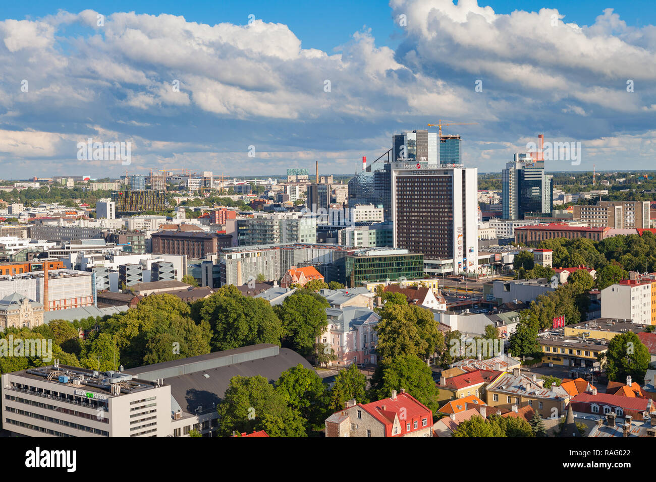 TALLINN, Estland - 1. AUGUST 2017: Moderne Architektur - Hotels und Business Center Stockfoto