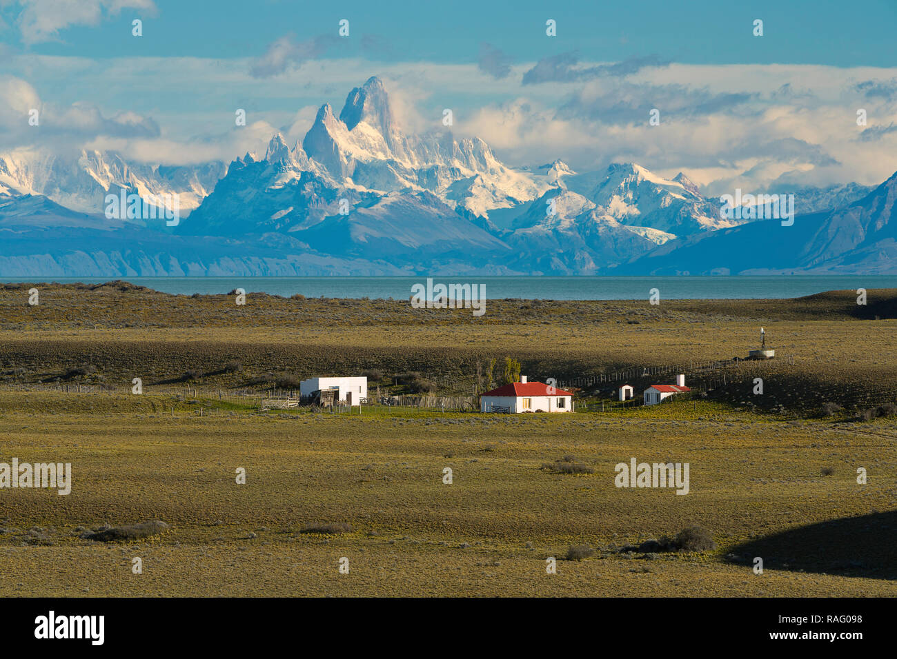 Mount Fitz Roy erhebt sich über eine Ranch in Patagonien in Argentinien. Stockfoto