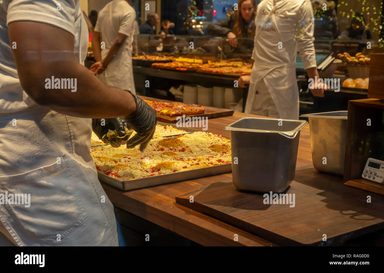 New York, New York/USA - Dezember 28, 2018 einen Bäcker erstellt eine Pizza in der erfüllungsrisiken Bäckerei in Midtown Manhattan in New York am Freitag, 28. Dezember 2018. Die italienische Bäckerei ist teilweise im Besitz von Starbucks und liefert Backwaren zu den Starbucks finden Rösterei. (© Richard B. Levine) Stockfoto