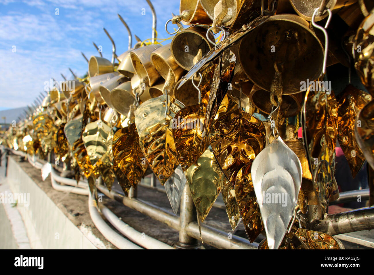 Traditionelle buddhistische wind Glocken hängen in der Nähe von Golden Rock, Myanmar (Birma) Stockfoto