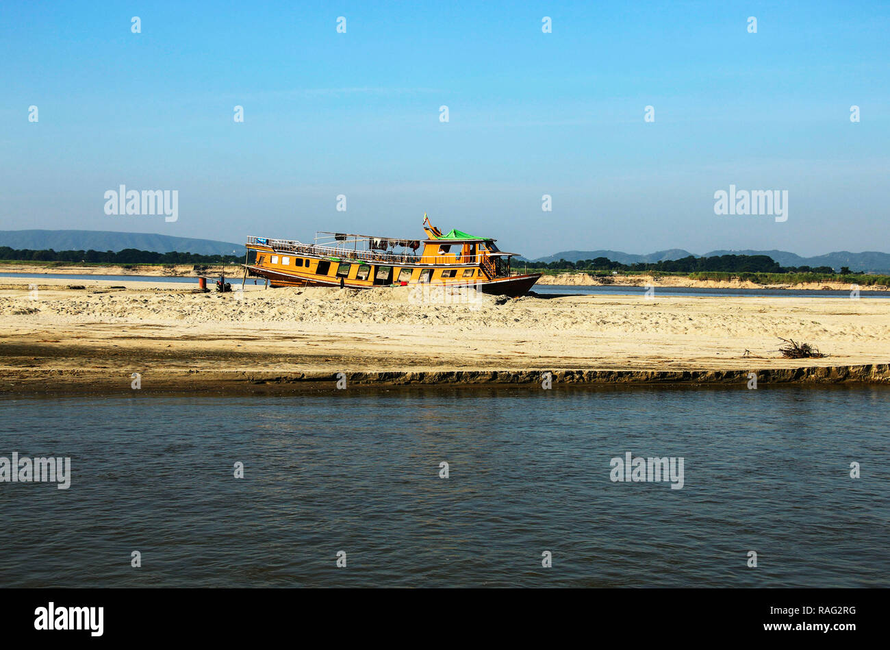 Barge, stehend auf einem flachen, benutzt als Wohnung Stockfoto