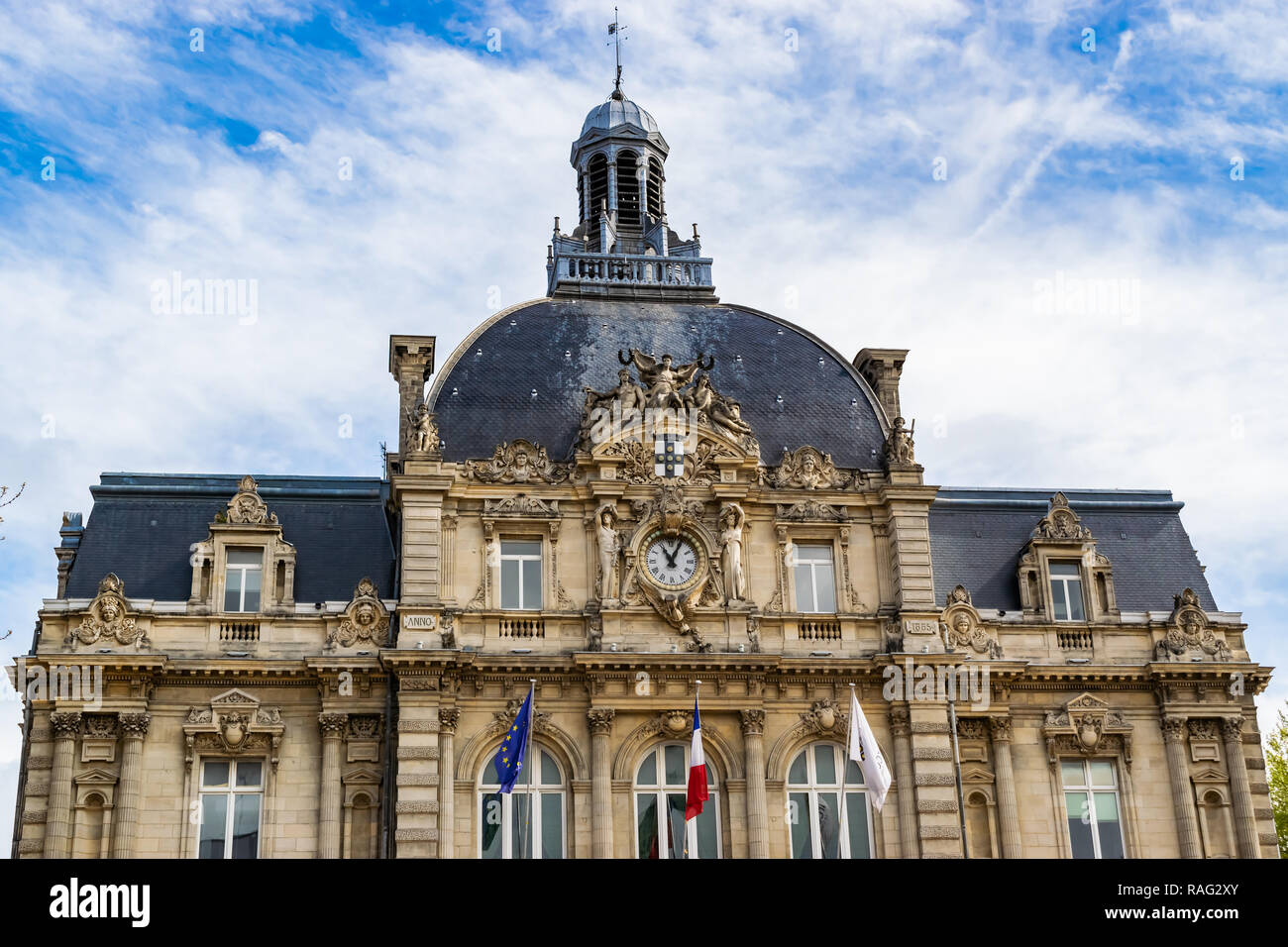 Tourcoing, France-May 1,2017: Rathaus, Hotel de Ville, Mairie von Tourcoing. Tourcoing ist eine der größten Städte in der Nähe von Lille. Abteilung Nord entfernt. Stockfoto