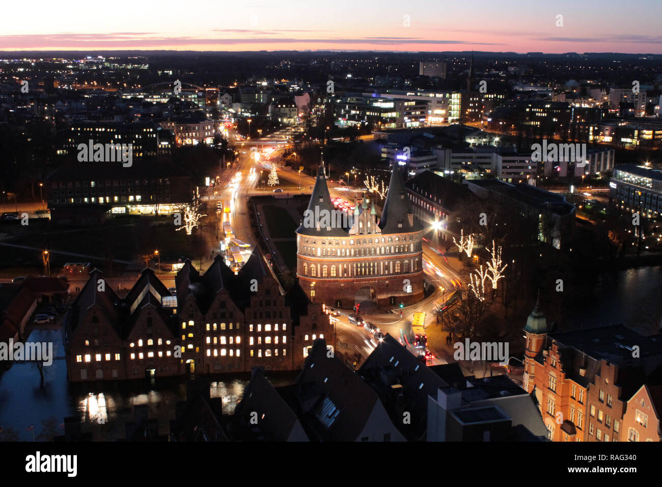 Mit Lübeck Holstentor bei Nacht Stockfoto