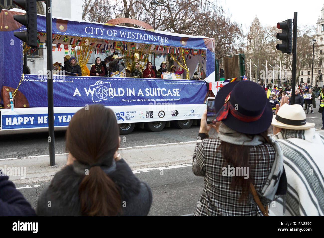 Westminster - eine Welt in einem Koffer, einem der vielen Wagen, die sich an der Londoner New Years Day Parade, Stockfoto
