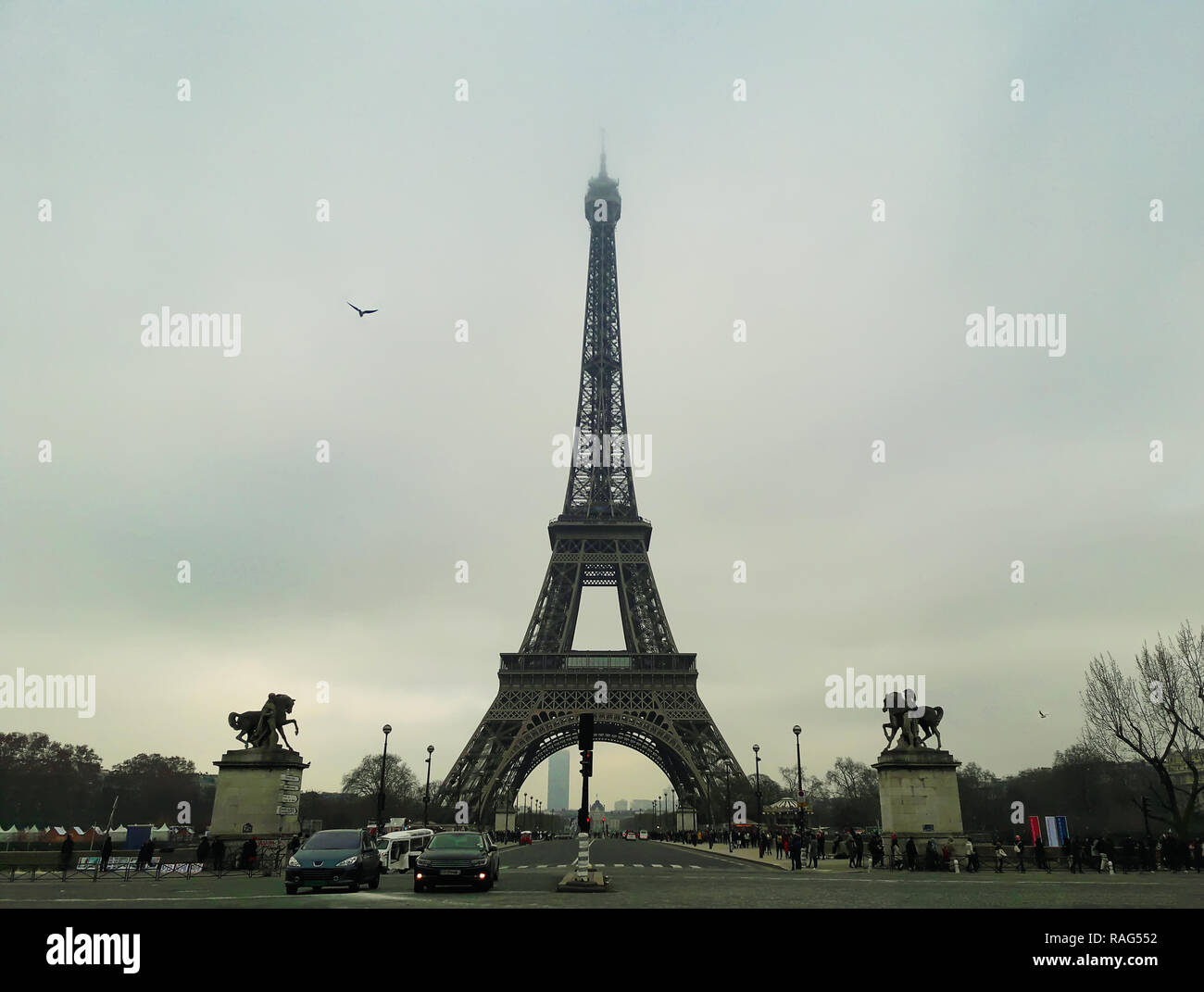 Berühmten Pariser Sehenswürdigkeiten Blick auf den Eiffelturm von der Straße Stockfoto