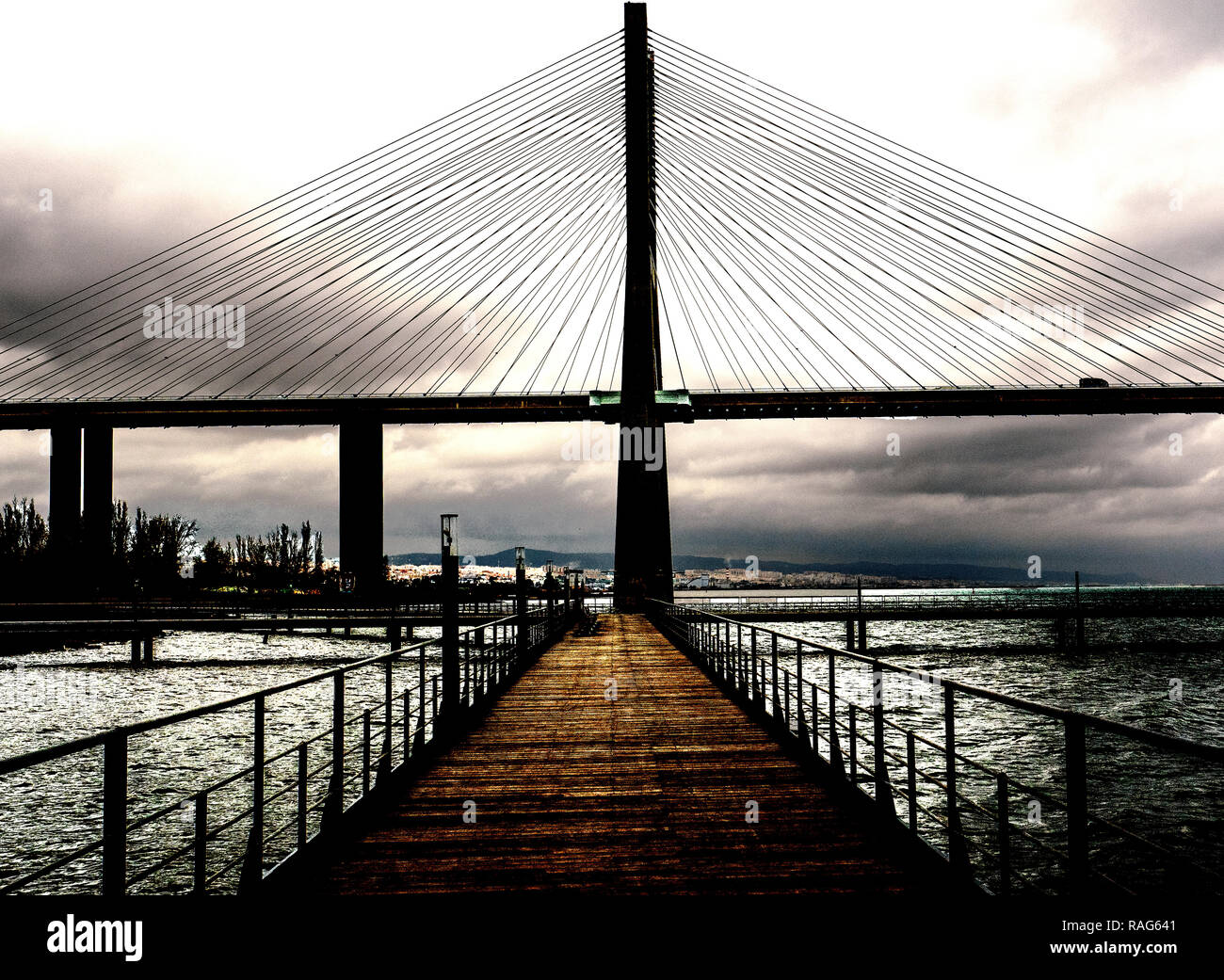 Lissabon - Portugal, das Vasco de Gama Brücke über den Tejo ist die längste in Europa mit 17 Kilometer Länge Stockfoto
