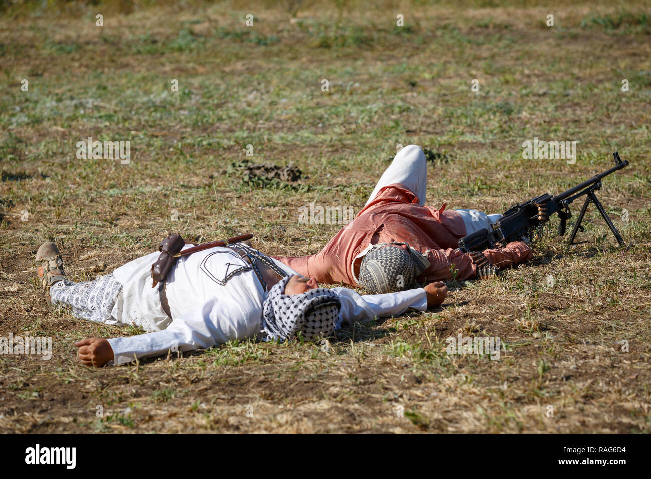 Historische Festival Sambek Höhen. Getötet mujahideen liegen auf dem Schlachtfeld Stockfoto