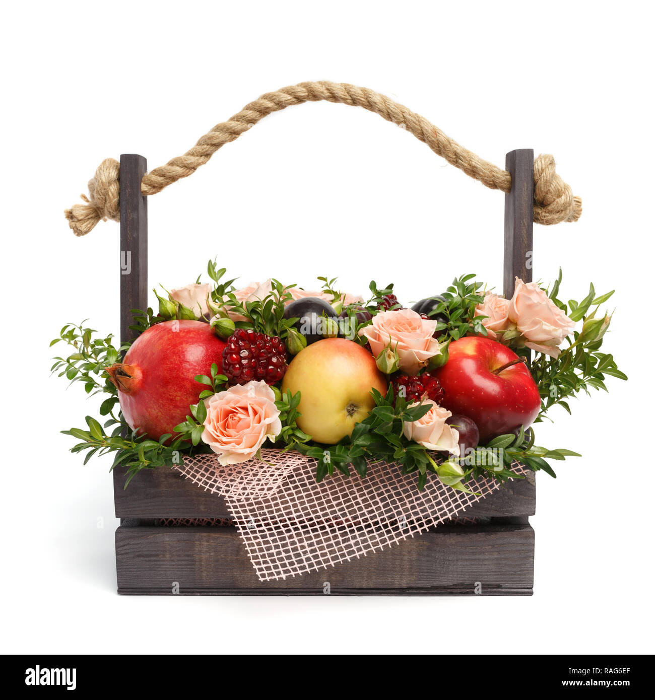Einzigartiges Geschenk in Form von einer Holzkiste mit Rosen und verschiedene Früchte auf weißem Hintergrund dargestellt. Ansicht von vorn Stockfoto