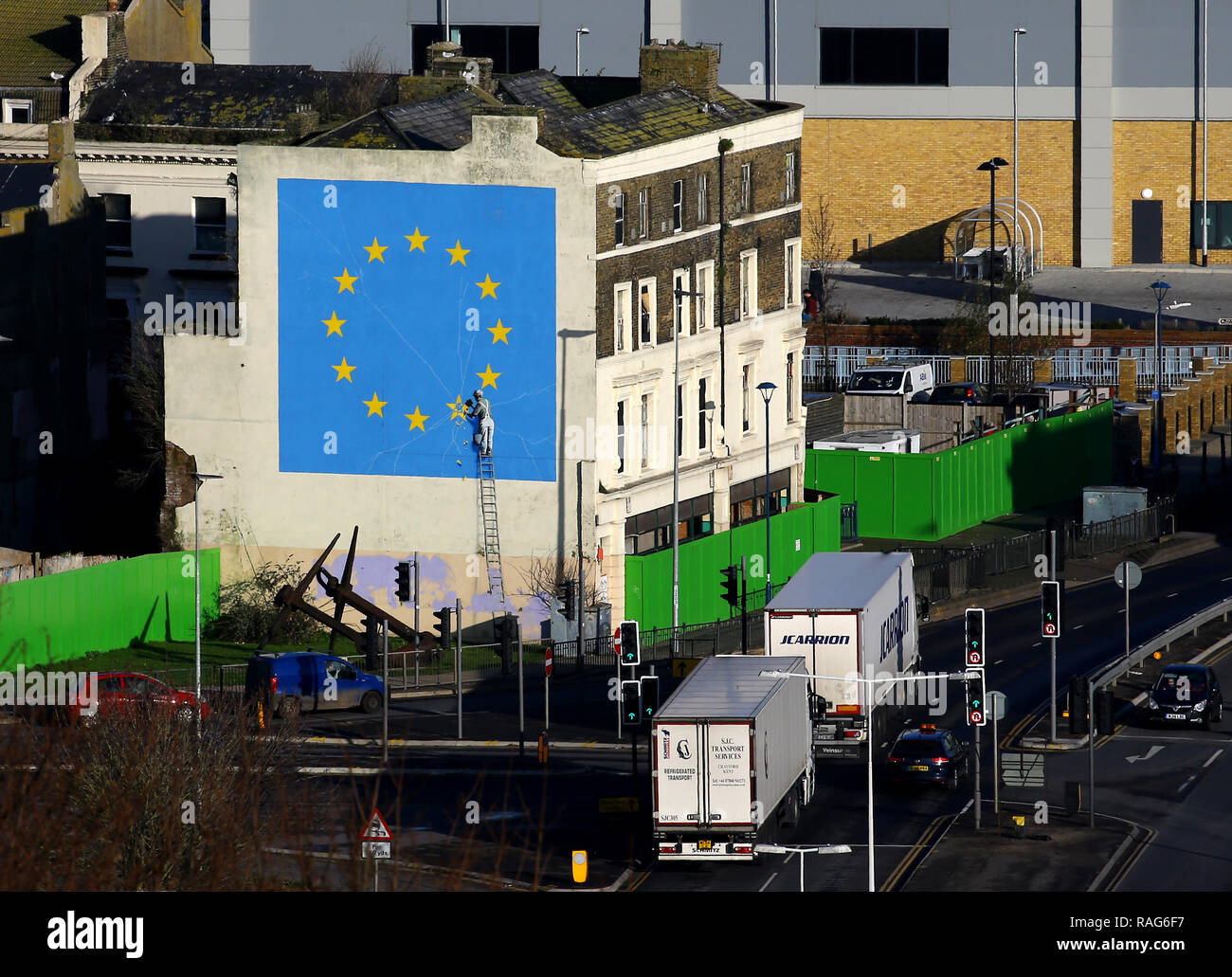 Lastwagen auf dem Weg zum Hafen von Dover in Kent an der Brexit inspirierte Wandgemälde von Banksy. Stockfoto