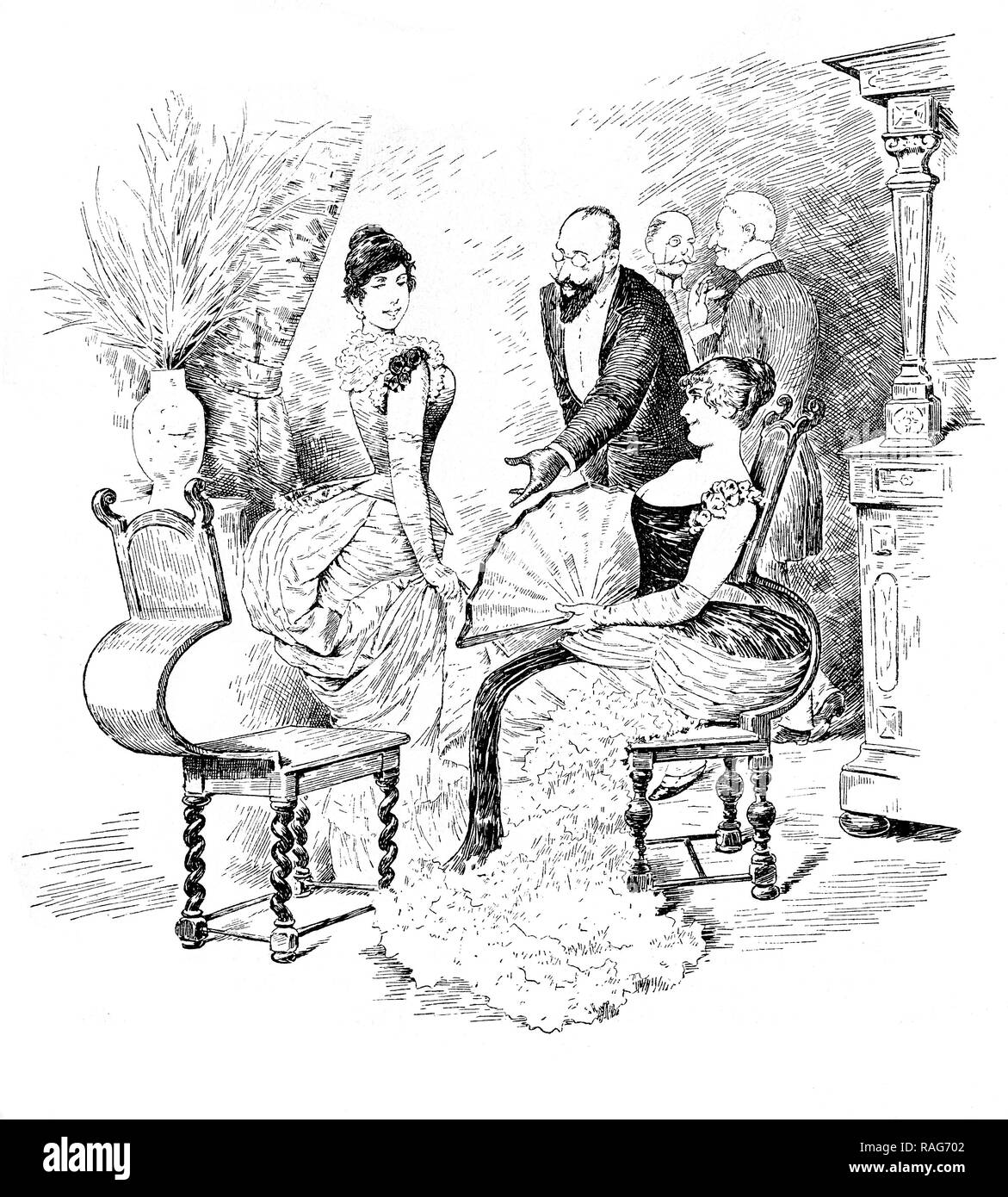 Vintage Humor und Spaß, zwei Damen Sitz im Salon auf besonderen Stühlen für Ihr modisches Abendkleid à la tournure Stockfoto