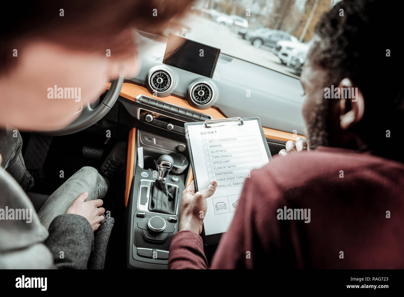 Bärtige instructor Mark, für den ersten Abschnitt der Prüfung fahren Stockfoto