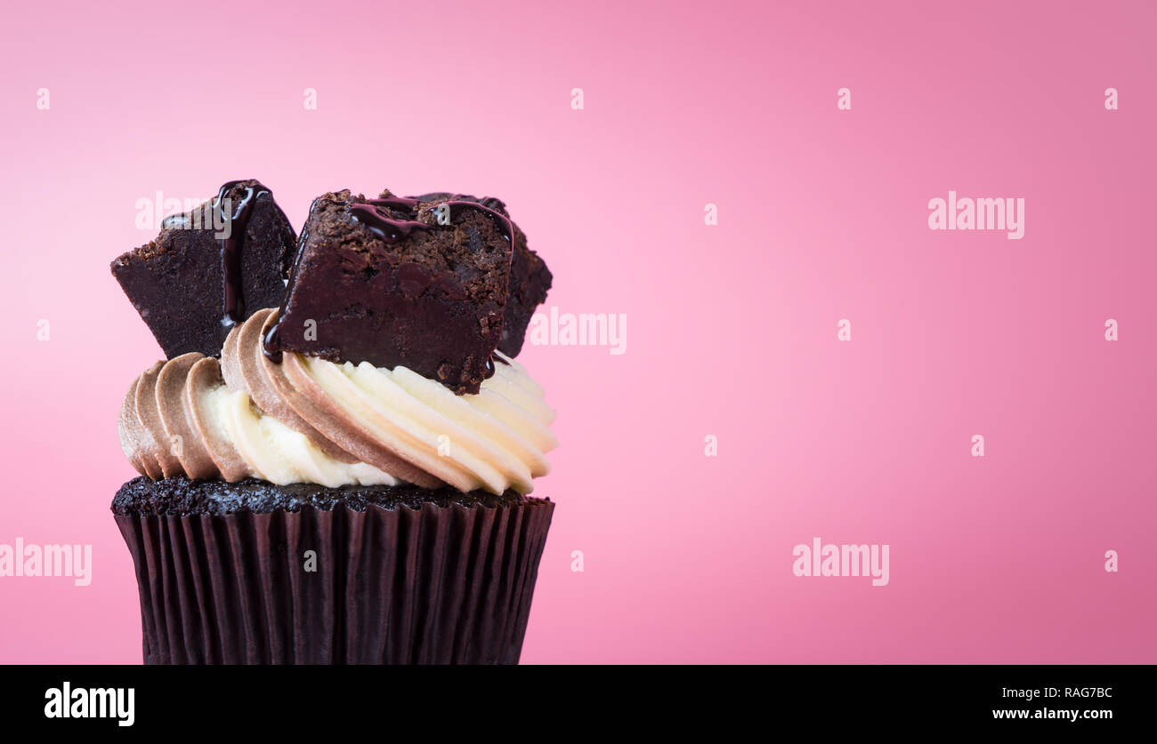 Chocolate Brownie muffin Muffin auf rosa Hintergrund Stockfoto