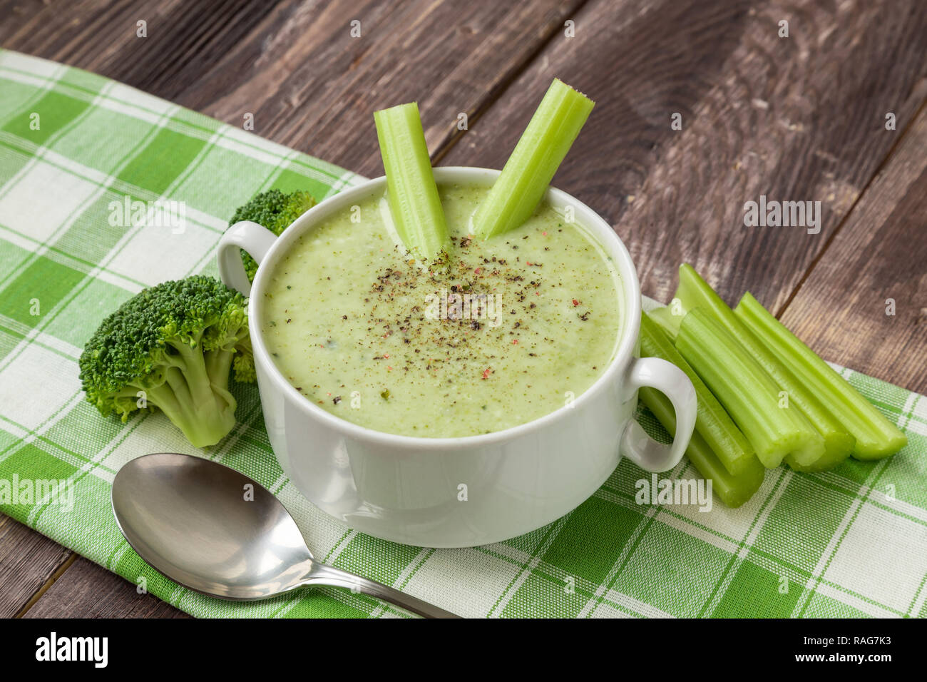 Brokkoli Suppe pürieren mit Sellerie auf dem dunklen Hintergrund. Stockfoto