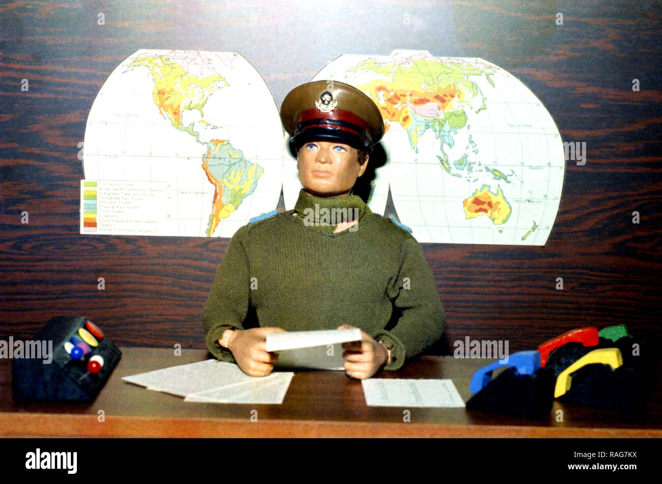 Einen animierten Film auf Super 8 cine Film mit Action Man zahlen meines Neffen. Der Kapitän sitzt an seinem Schreibtisch. 1977 Stockfoto