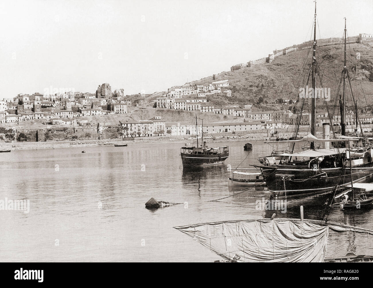 Malaga, Provinz Malaga, Spanien. Der Hafen von Malaga im Jahr 1890 mit den Ruinen der Festung Alcazaba im Hintergrund. Stockfoto