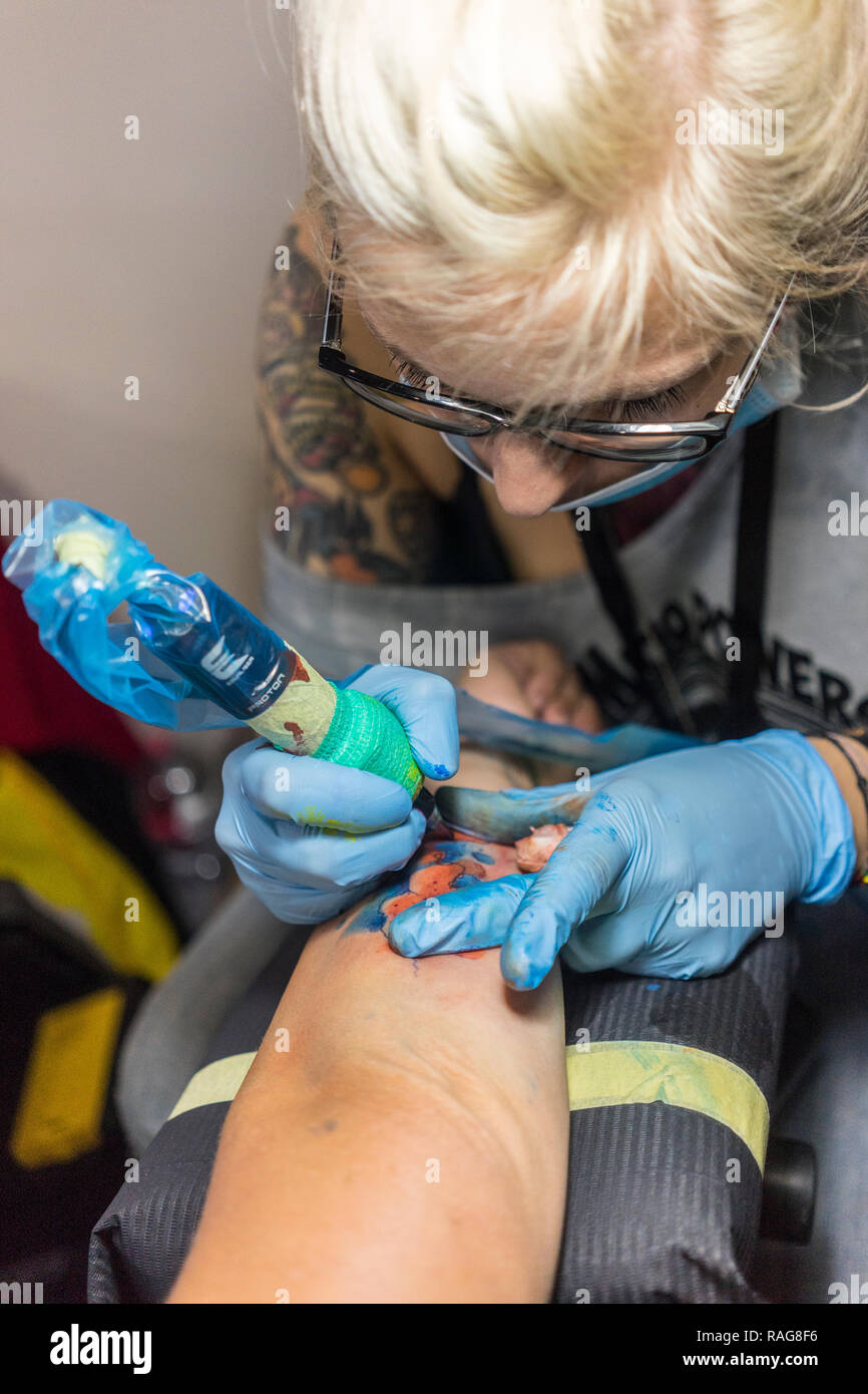 Tätowierung von Künstlern bei der Arbeit - Tattoo-Konventionen und Ausstellung in La Spezia, Lucca und Pistoia Stockfoto