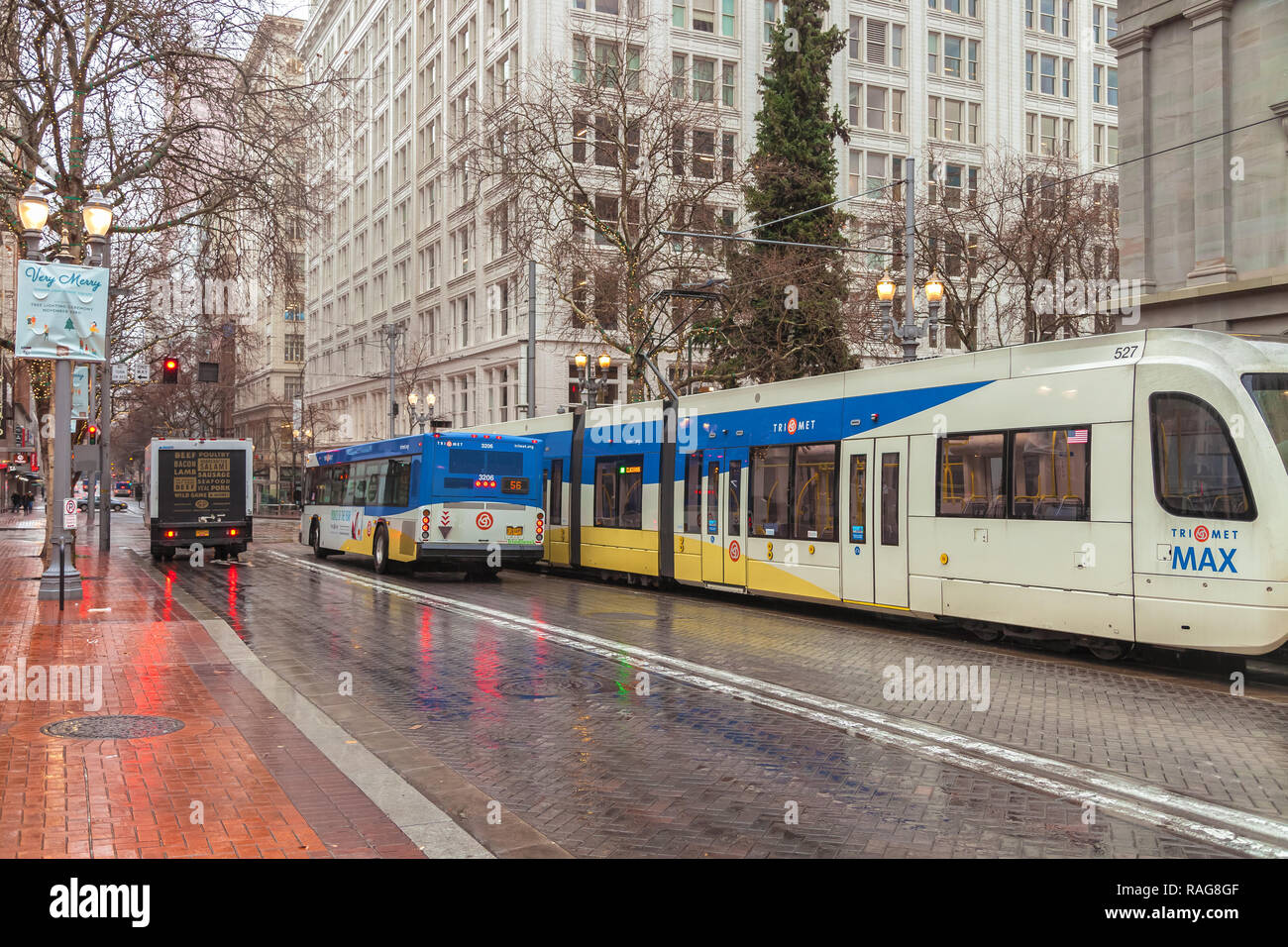 Ein Zug Fahrt Ein Bus Und Ein Lkw Warten An Ampel In Der Innenstadt Von Portland Oregon Auf Einen Regen Morgen Stockfotografie Alamy