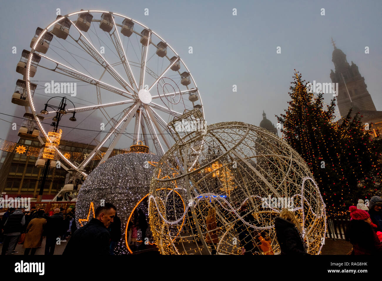 Glasgow's Weihnachten in einem nebelhaften George Square am 23. Dezember 2018 Stockfoto