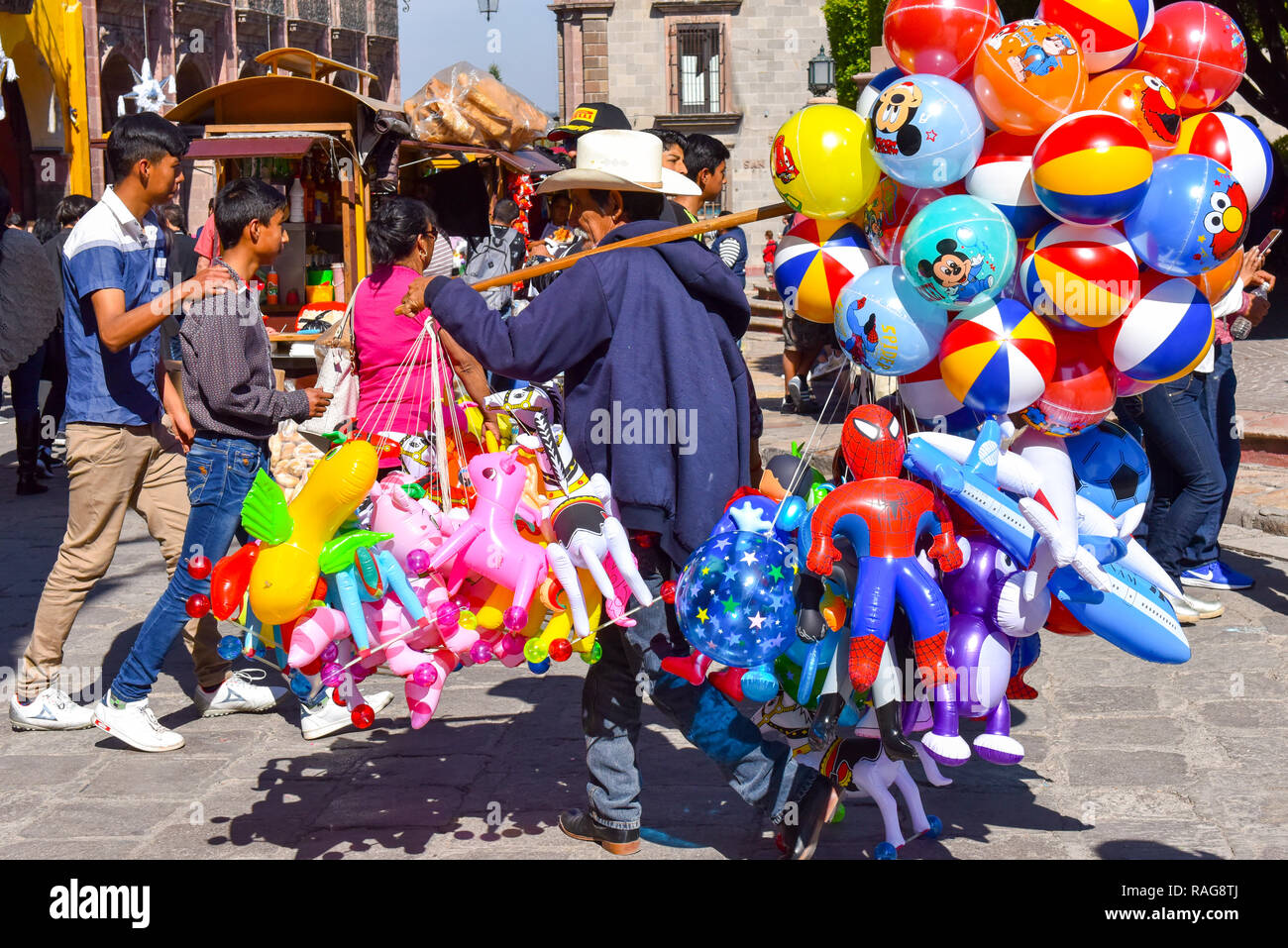 Mann Verkauf von Ballons, San Miguel de Allende, Mexiko Stockfoto