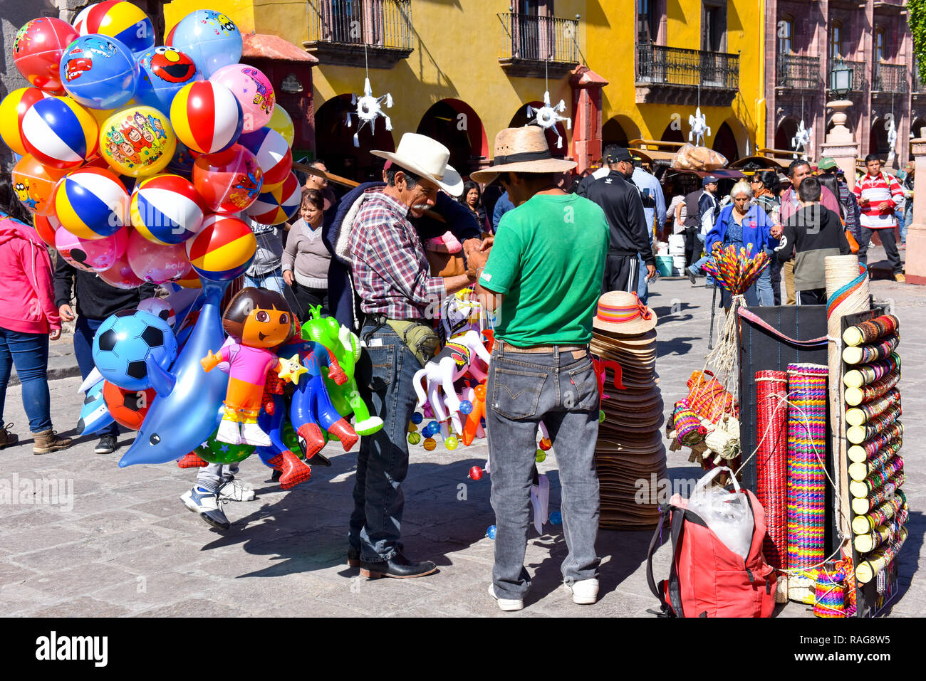 Mann Verkauf von Ballons, San Miguel de Allende, Mexiko Stockfoto