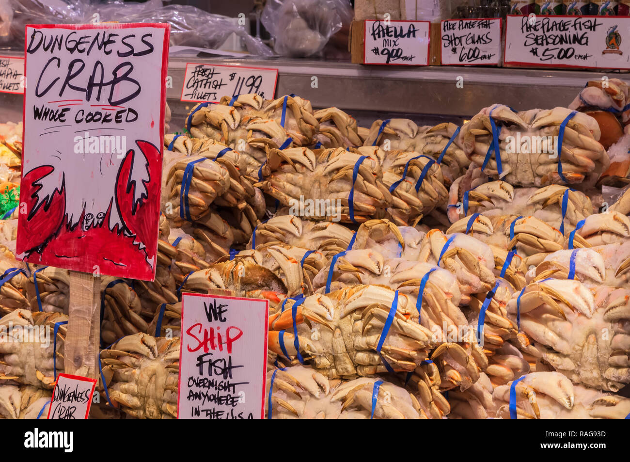 Dungeness Krabben auf der Anzeige für den Verkauf am Pike Place Market in Seattle, Washington, United States. Stockfoto